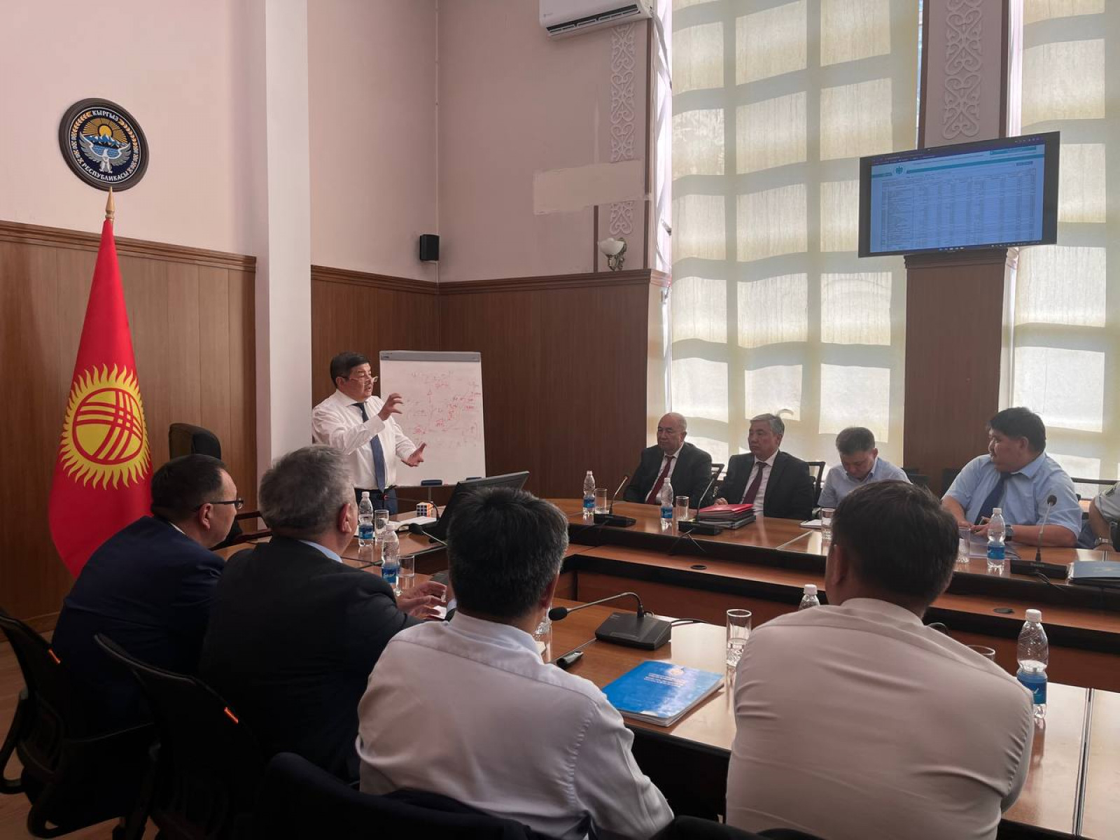 МинКаб Төрагасы 2023-жылдын I жарым жылдыгында республикалык бюджеттин аткарылышы боюнча жыйын өткөрдү